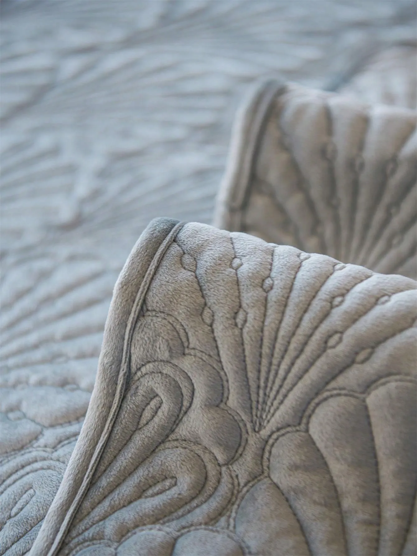 1pc Velvet Sofa Cushion, Elegant Minimalist Design, Seasonal Usage, Sofa Protector, Scallop Pattern, Suitable For Living Room, Bedroom, Study