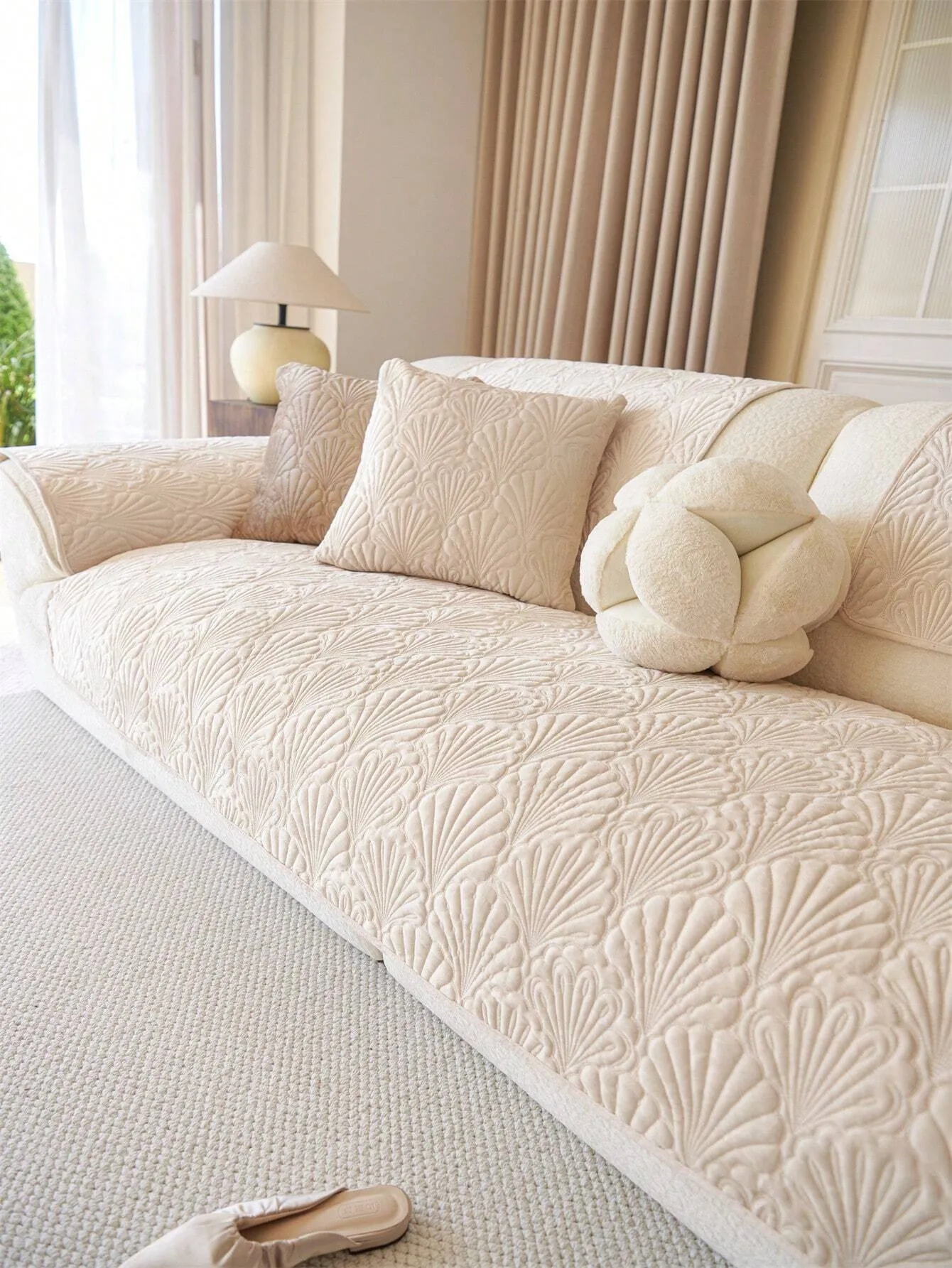 1pc Velvet Sofa Cushion, Elegant Minimalist Design, Seasonal Usage, Sofa Protector, Scallop Pattern, Suitable For Living Room, Bedroom, Study